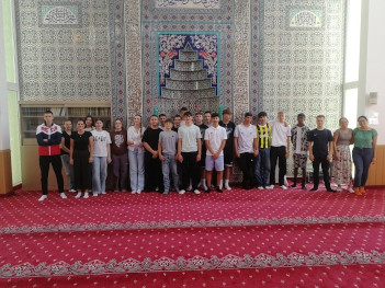 Ethik-Schülerinnen und -Schüler der Eichendorff-Realschule beim Besuch der Mevlana-Moschee in Konstanz